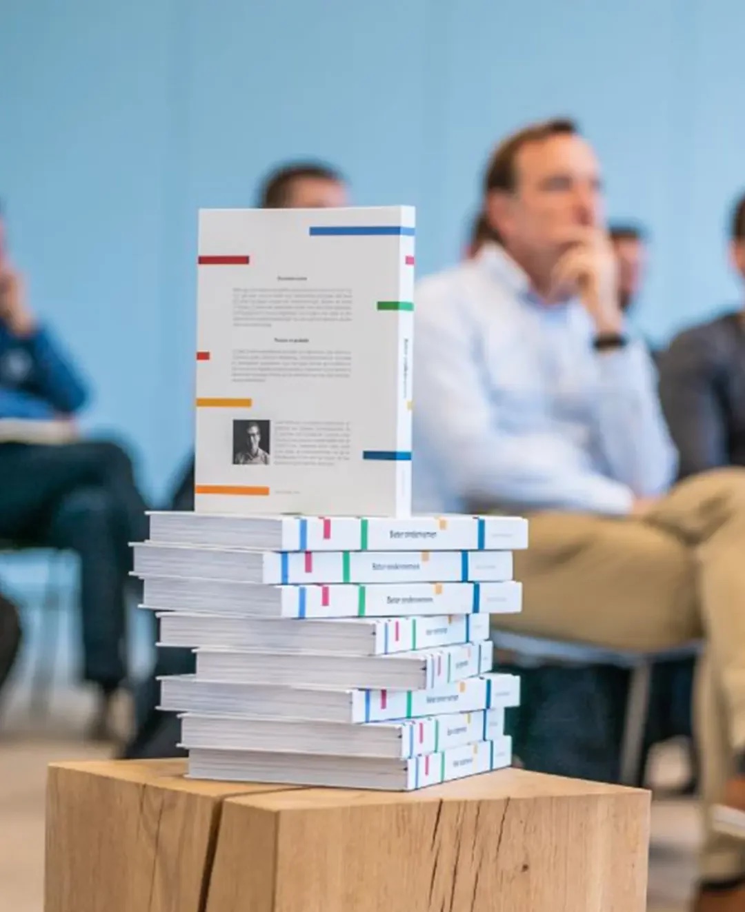 Gedrukte duurzaamheidsrapporten op een event van Sustacon