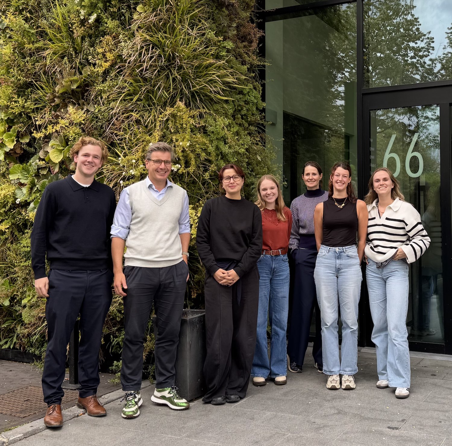 Het team van Sustacon voor een groene gevel